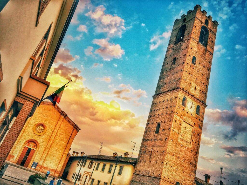mozzanica piazza torre comune bergamo italia